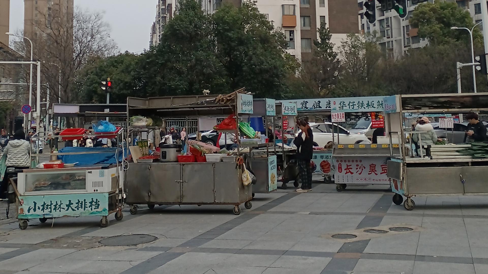 中年失业负债，我带娃在武汉摆地摊之35：靠摆摊真的能翻身吗？