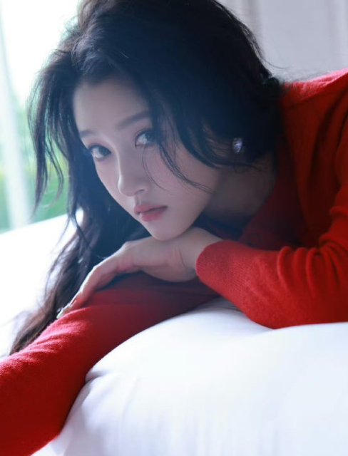 关晓彤工作室发了侧拍花絮，红色好喜庆啊