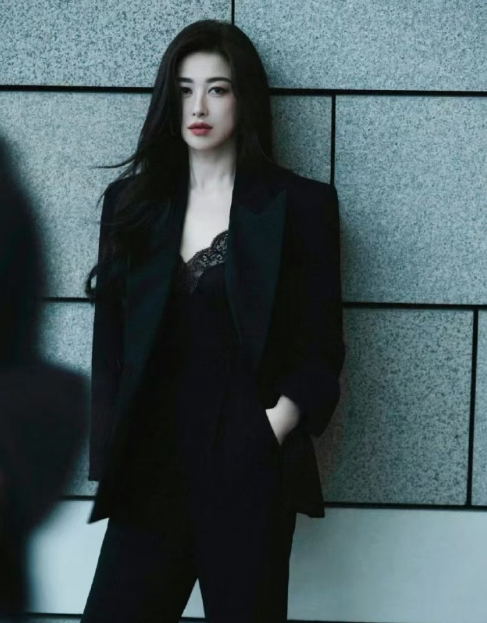 在社交媒体上，朱珠分享的生活点滴与工作瞬间，也延续着她一贯的审美格调