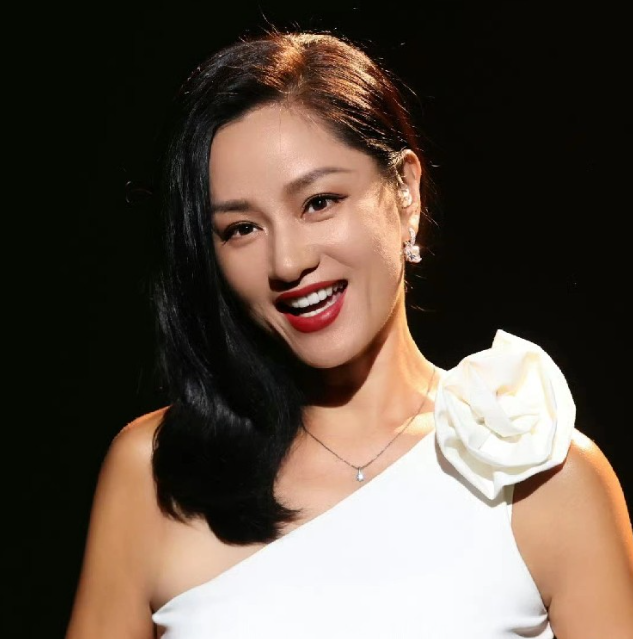 刚刚翻红的瞿颖高调发文
字里行间都是兴奋，甚至夹杂一丝得意之情，原来她官宣了将以