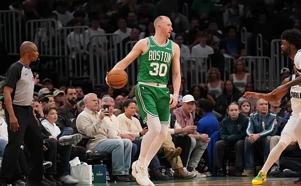 是否应该交易豪瑟，换取高顺位选秀权，或者年轻潜力股?

豪瑟的首发位置完全可以由