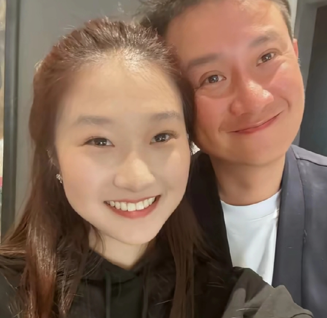 文章近期出现已经满头白发了
马伊琍与文章离婚之后，文章的人生与事业迎来了断崖式的