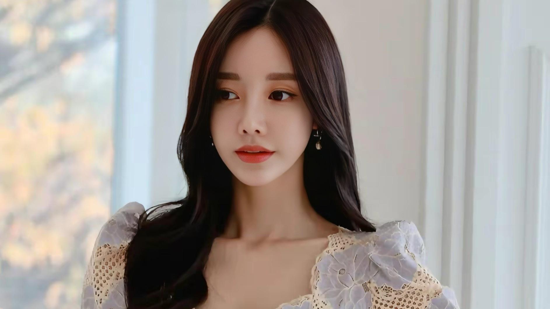 春水初生似你眸，桃花不及你温柔，红烛高照映罗帐，画眉深浅情悠悠