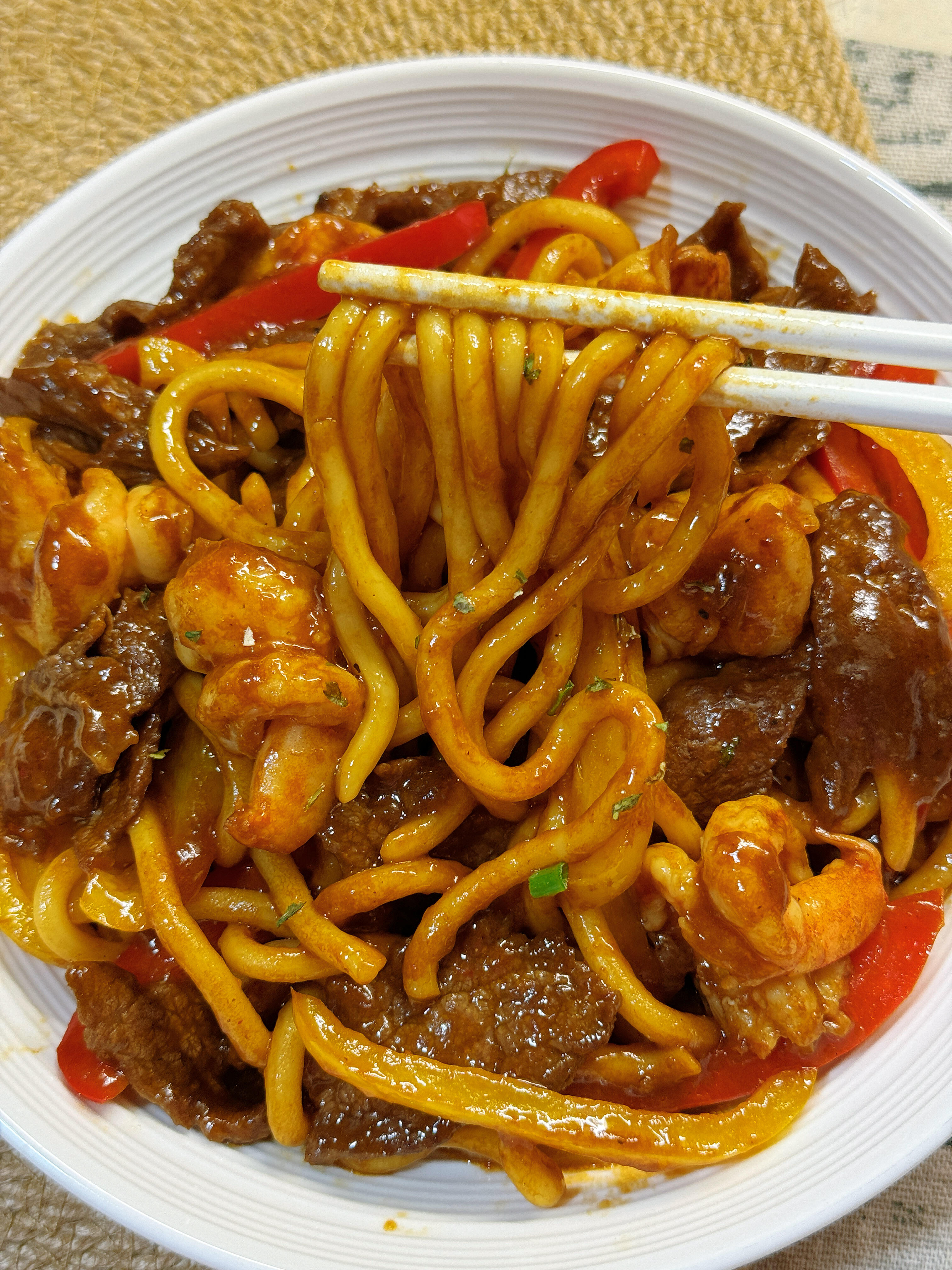 沙茶牛肉虾仁炒乌冬面✨做法简单，香到每根面都裹满酱汁
爱吃乌冬面的一定要试试这道