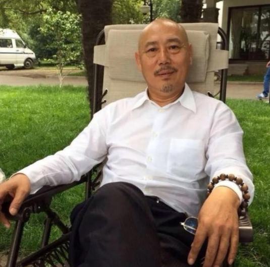 故事要从他父亲李诚儒说起
上世纪九十年代初，李诚儒靠做生意赚得盆满钵满，在西单开