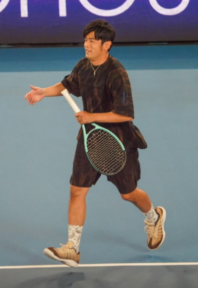 周杰伦参加澳网，上一秒摆好接球姿势，下一秒直接下场，导播贴脸开大，球迷开启钓鱼，