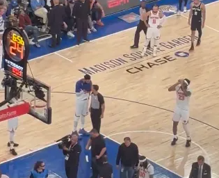 NBA总决赛第四场，马刺对阵尼克斯的比赛正在进行中。
第二节比赛中，唐斯篮下推科