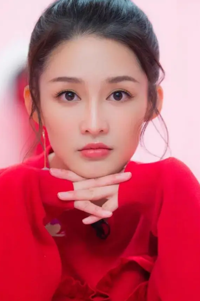 李沁这些遭遇看得人太心疼了
换谁受得了啊，女演员真的太难了。拍戏归拍戏，有些动作