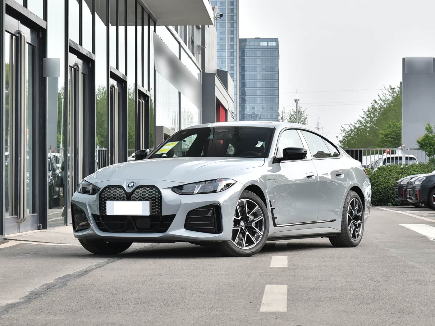 宝马全新中型纯电轿跑上市！全新外观更动感，续航633Km，还