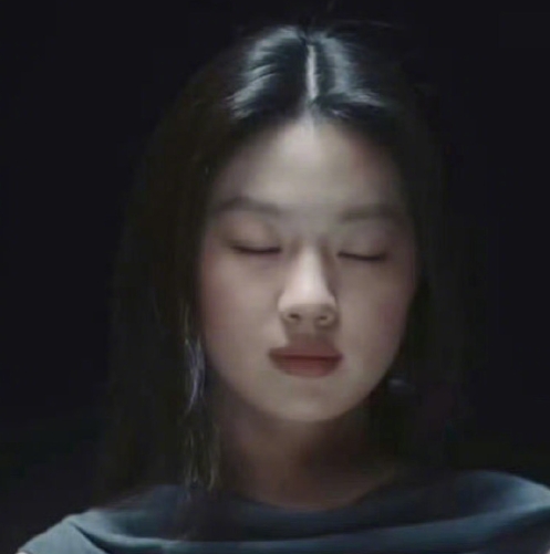 单依纯王菲 造型 飘逸长发拂过耳畔，似王菲的空灵余韵；眼神流转却藏不住单依纯的锐