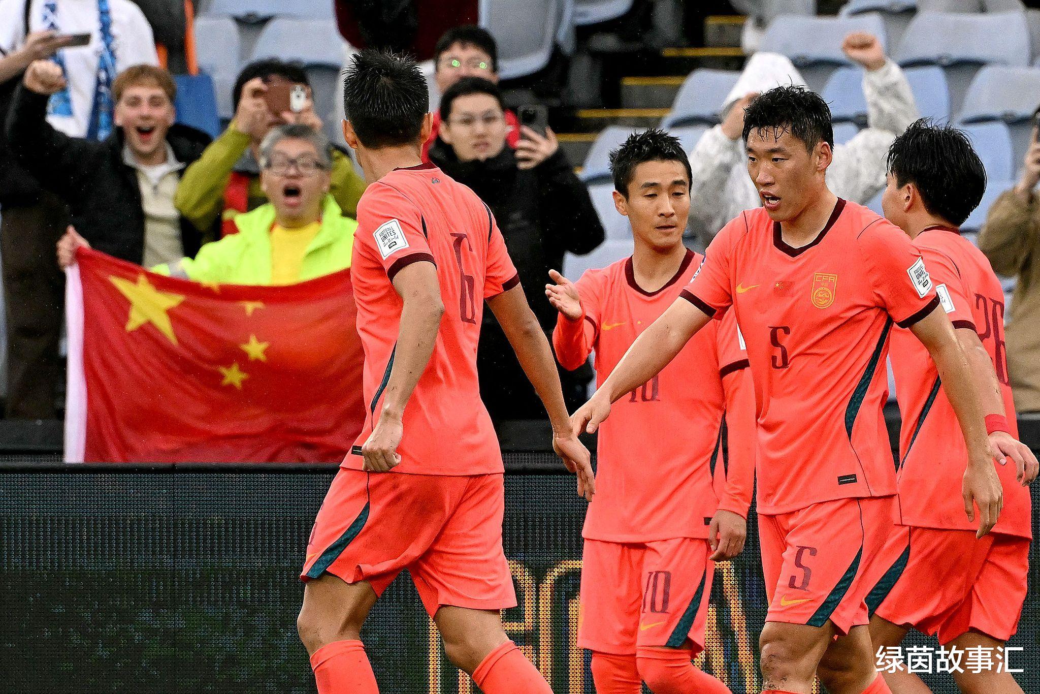 2-0！国足爆大冷！邵佳一首秀开门红，掀翻世界杯参赛队！