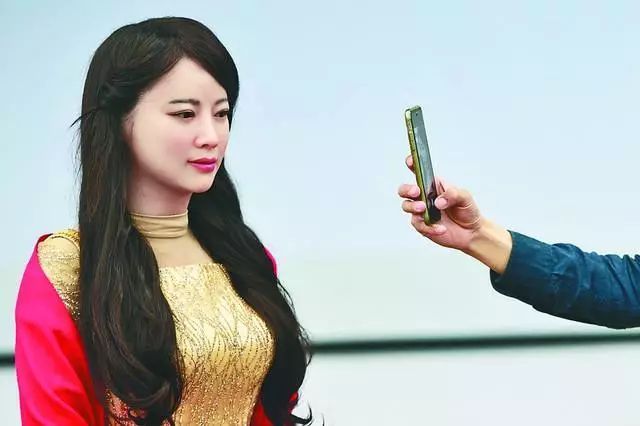 人形机器人的实用化时代，已然叩响大门。曾囿于舞台炫技的机器人身影，正借着技术的东