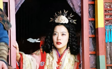 金喜善于2026年1月9日在社交平台分享，收到成龙寄来的定制纪念相册及亲笔信。信