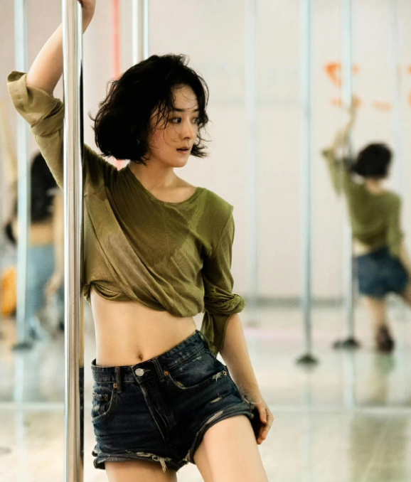 许久没有消息的赵丽颖冲上了热搜
原因是一组照片曝光，让人觉得她实在是太拼了，原来