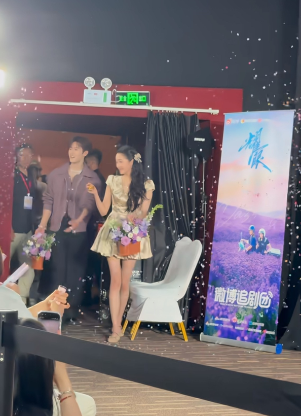 关晓彤李昀锐线下剧宣，近距离看关晓彤，真的好瘦好漂亮，《耀眼》两人演技都在线，就