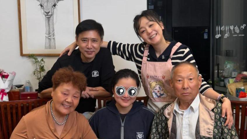 王一楠女儿18岁生日，亲妈送金镯，婆婆送被子，老公高鑫尴尬转账