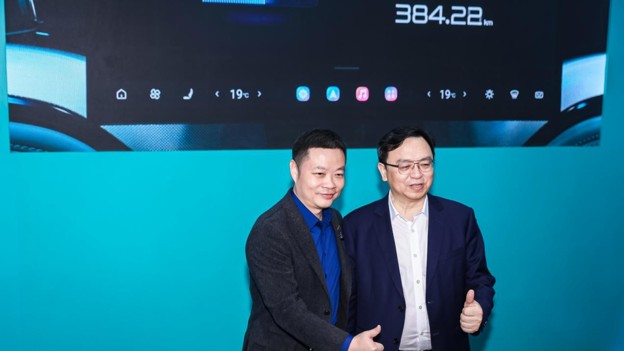 北京车展顶流实锤！比亚迪E3馆炸场，明星老外齐打卡