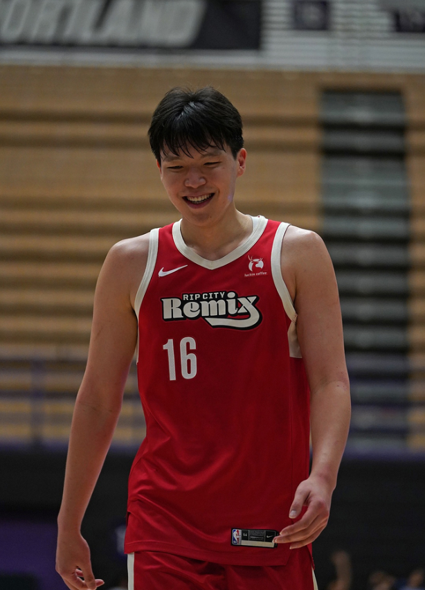 对于杨瀚森本赛季的进步，我发现很多人还是没弄清楚，只会一味地贬低。
我是很看好他