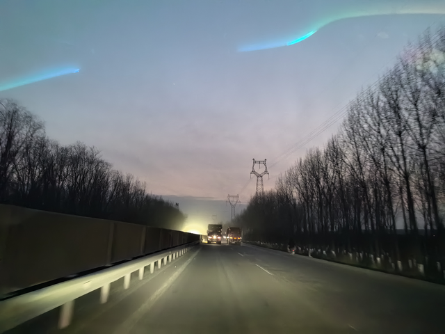 一远一近产生的错觉
远看是山，近看是黑云，我们一定程度上活在自我错觉里