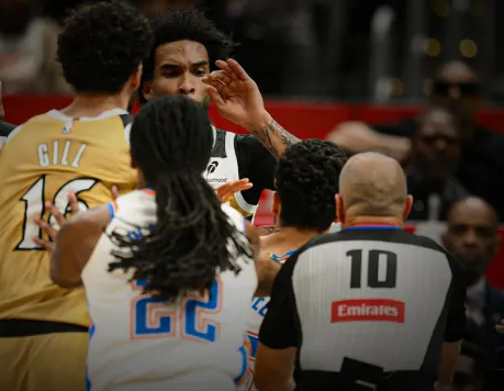 据记者Shams Charania报道，雷霆球员阿杰伊-米切尔与奇才球员贾斯汀-