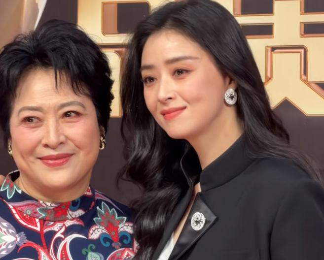 蒋欣真的太美了
她的脸真的好小啊，皮肤还那么好
以前她的骨架真的看着很大
大多数