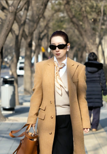 明星就是明星，特别是老一辈的，太有气质了。秦海璐这一套好看，好的衣服隔着屏幕都能