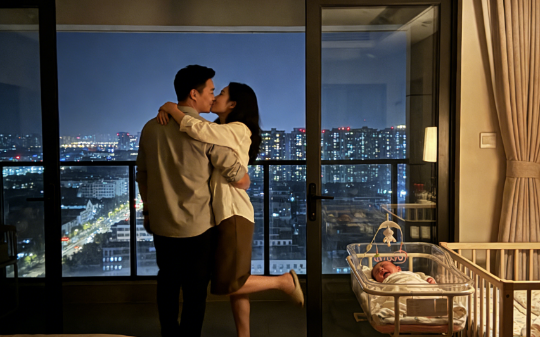 岳父母逼入赘女婿上交工资卡，我当场拿出婚前协议，全场傻眼