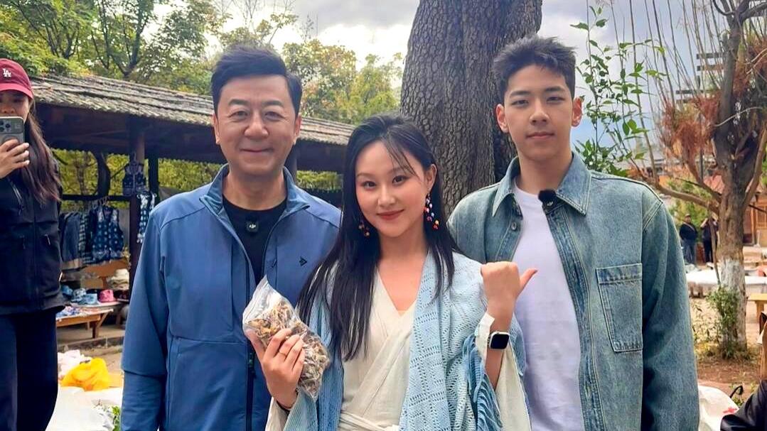 老夫少妻代价太大？58岁郭涛补拍婚纱照，小17岁妻子退圈20年显老态