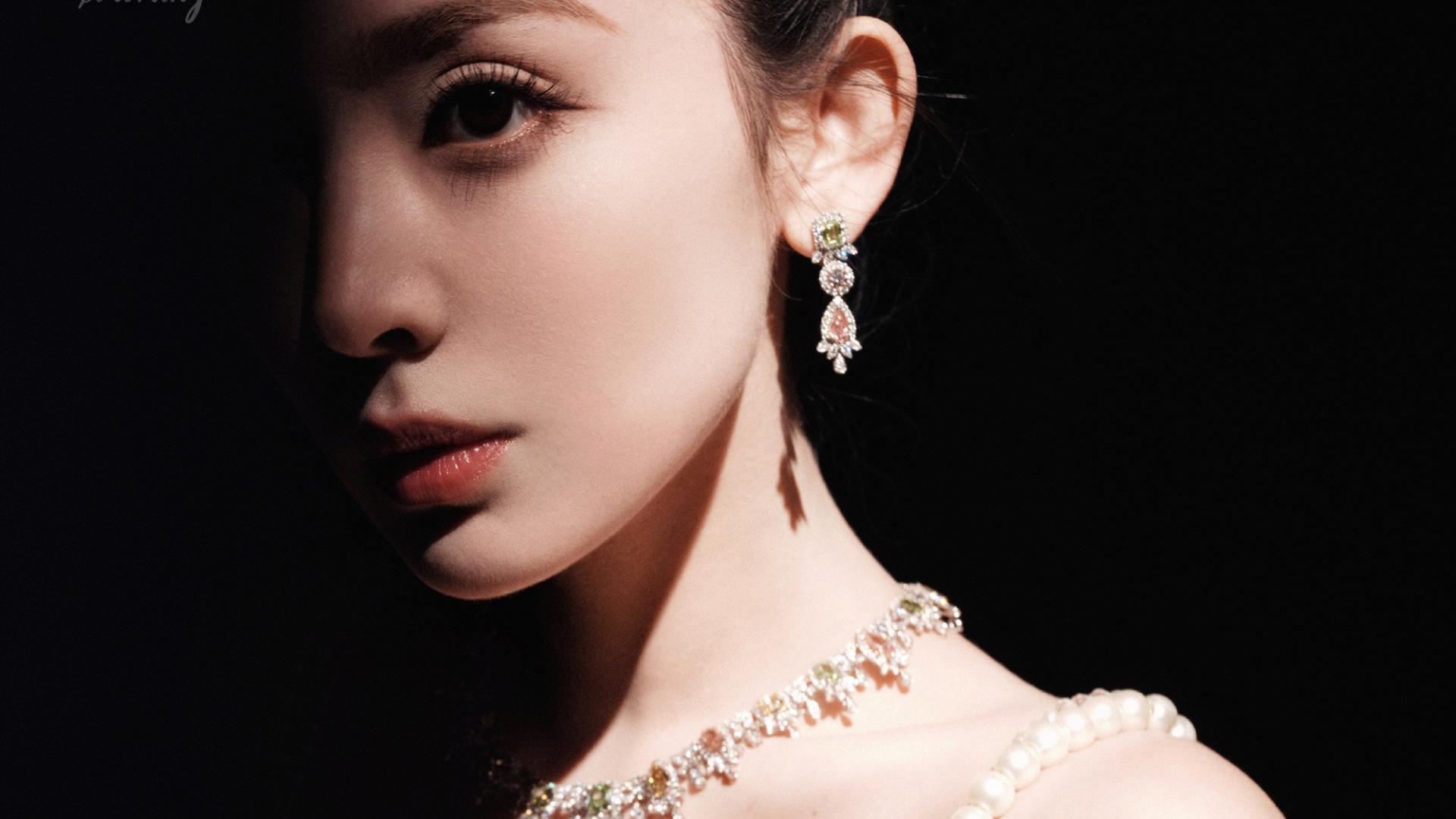 古力娜扎像月光揉进夜色，白裙倾泻珍珠为链，眼波里全是致命温柔