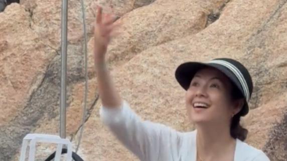 章子怡海南游玩被偶遇：与友人有说有笑很惬意，素颜出镜状态佳