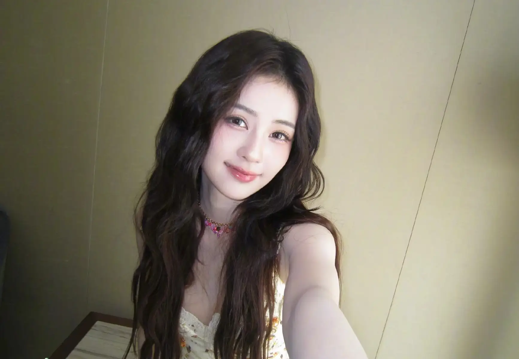 白鹿穿碎花吊带裙温柔灵动 对镜头甜笑元气满满