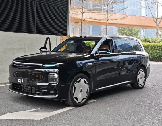 看 D19 的车机配置真的很心动，双高通 8797 芯片，一颗管座舱、一颗管智驾