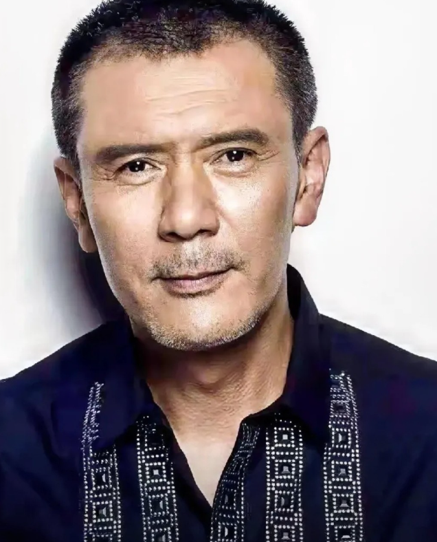 大家还记得这位男演员吗
他今年68岁，土生土长的上海人，他1.75米个头，形象“
