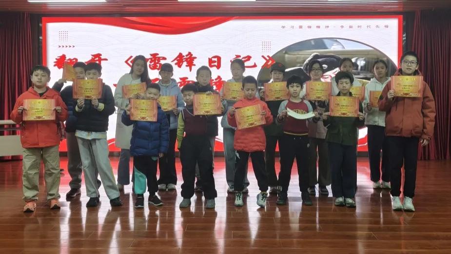 沁山水北社区联合里仁书店开展《雷锋日记》公益读书会