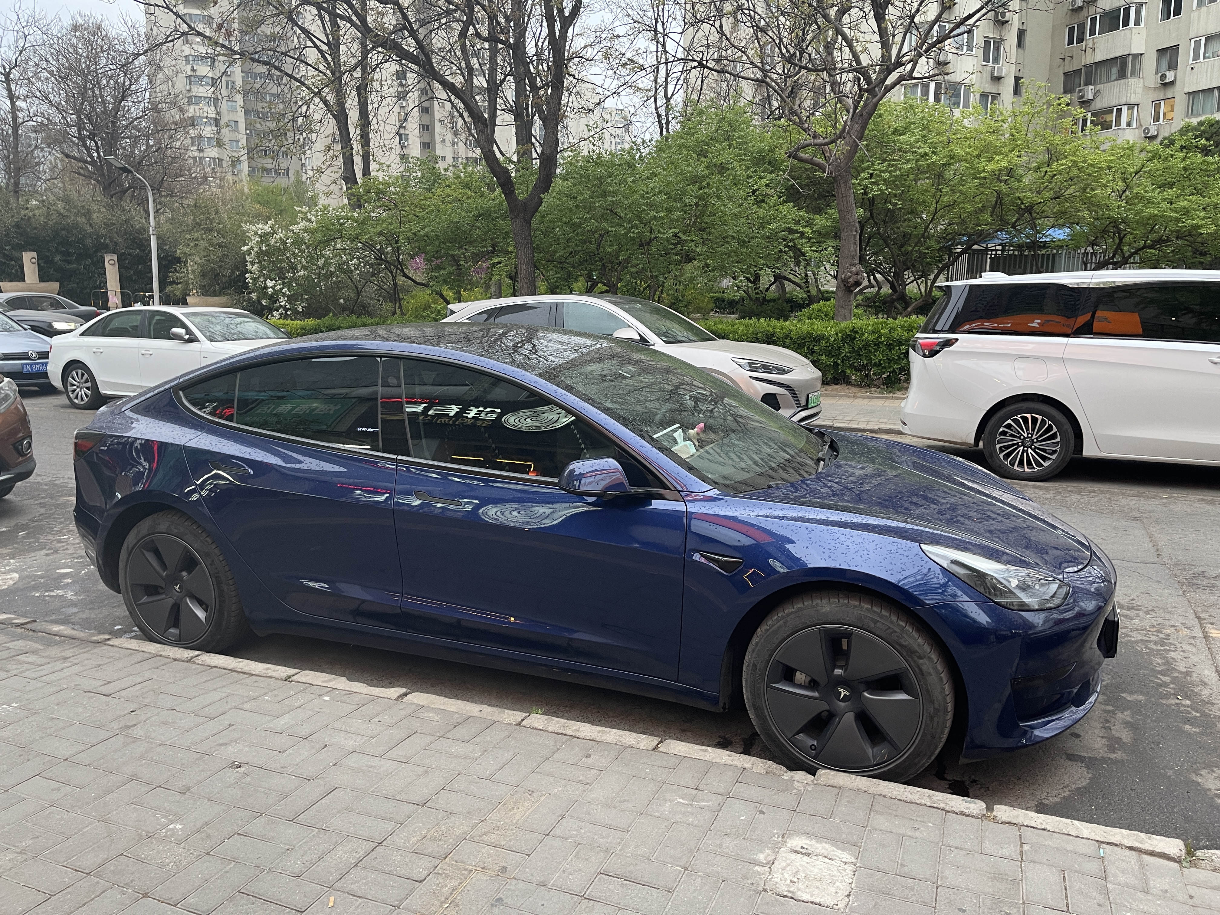 再也不用考虑特斯拉FSD能不能处理复杂路况了，直接上车走～
