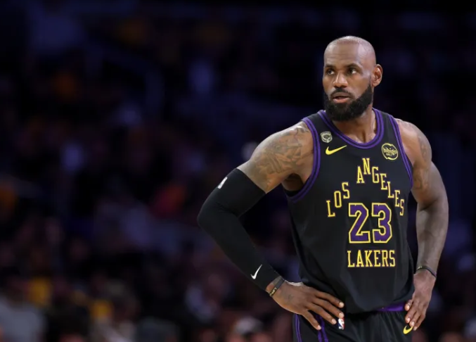 根据Shams Charania的报道，勒布朗-詹姆斯将继续自己的NBA生涯，2