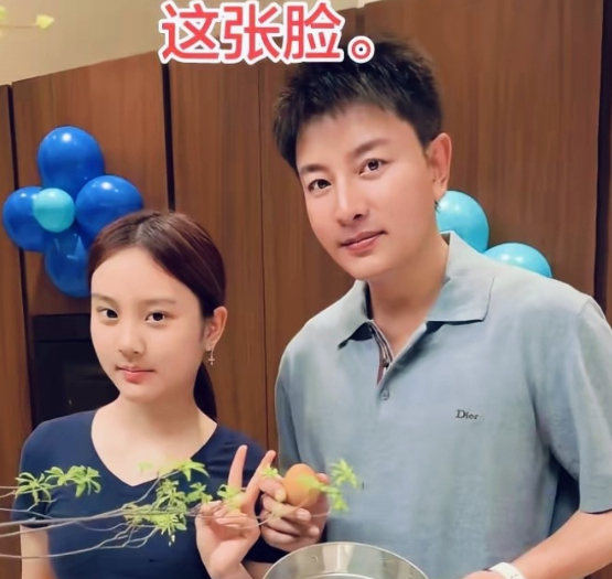 贾乃亮女儿甜馨好像他
他有这么好的女儿，虽然离了婚，女儿是自己的，还长的这么像自