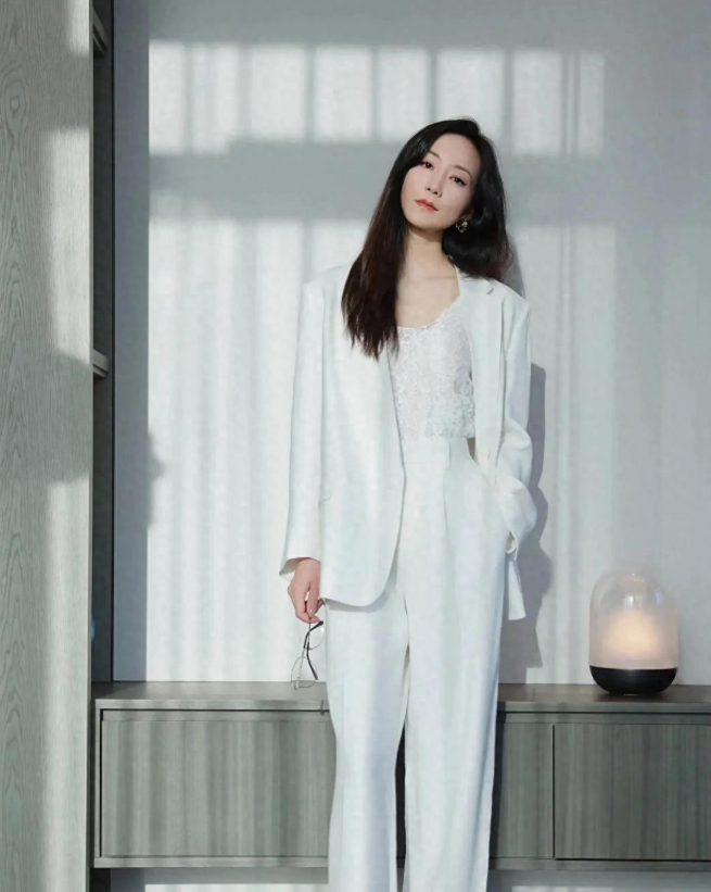 韩雪身穿一身白色西装款套装
真干练大方凸显迷人好气质