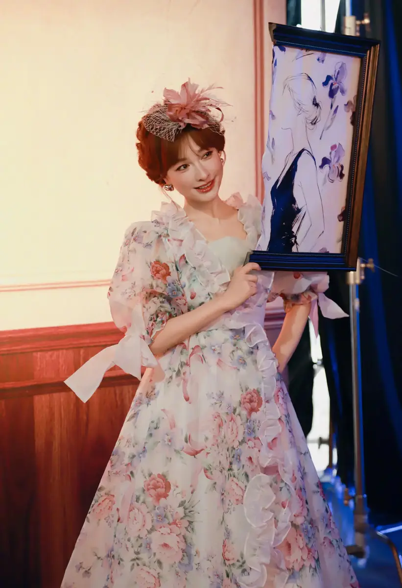 湖南台美女主持吴昕晒春日美照！穿繁花裙打扮复古优雅