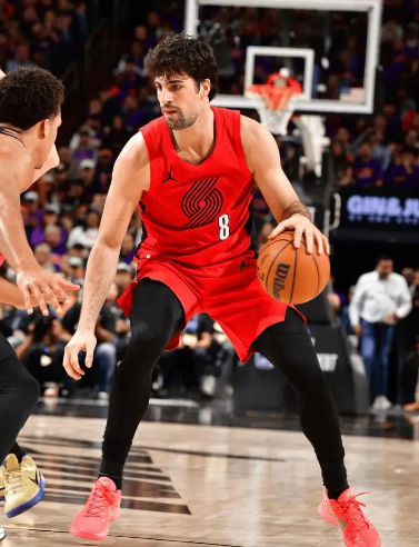 首先教练的问题，赛季结束一定要换教练，阵地战的进攻战术基本为零，更多的是依靠球员