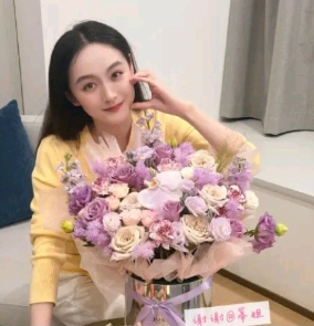 何泓姗在工作中度过了自己的38岁生日
她晒出满桌浪漫花束与生日蛋糕，特意标注出这