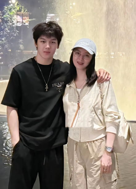 艳19岁儿子近照，球球越大越帅气呀！