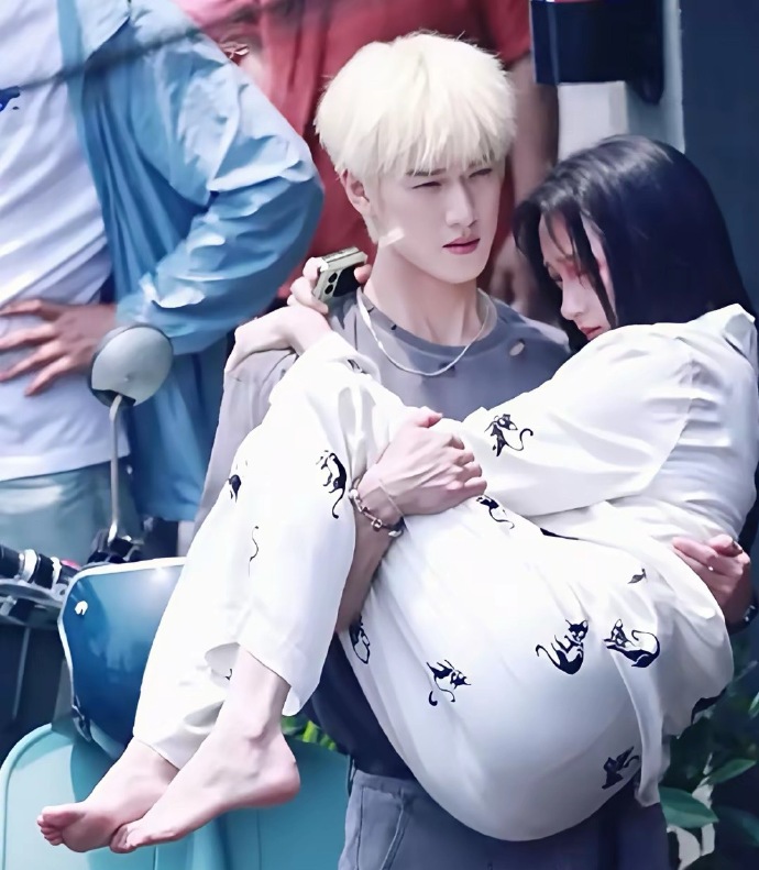 实在好奇，鹿晗看到这身材，会不会哭晕在厕所里啊 ​​​