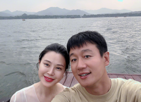 佟大为晒合照为老婆庆生
称呼关悦亲爱的老婆，煮了生日面送了玫瑰花，仪式感拉满了