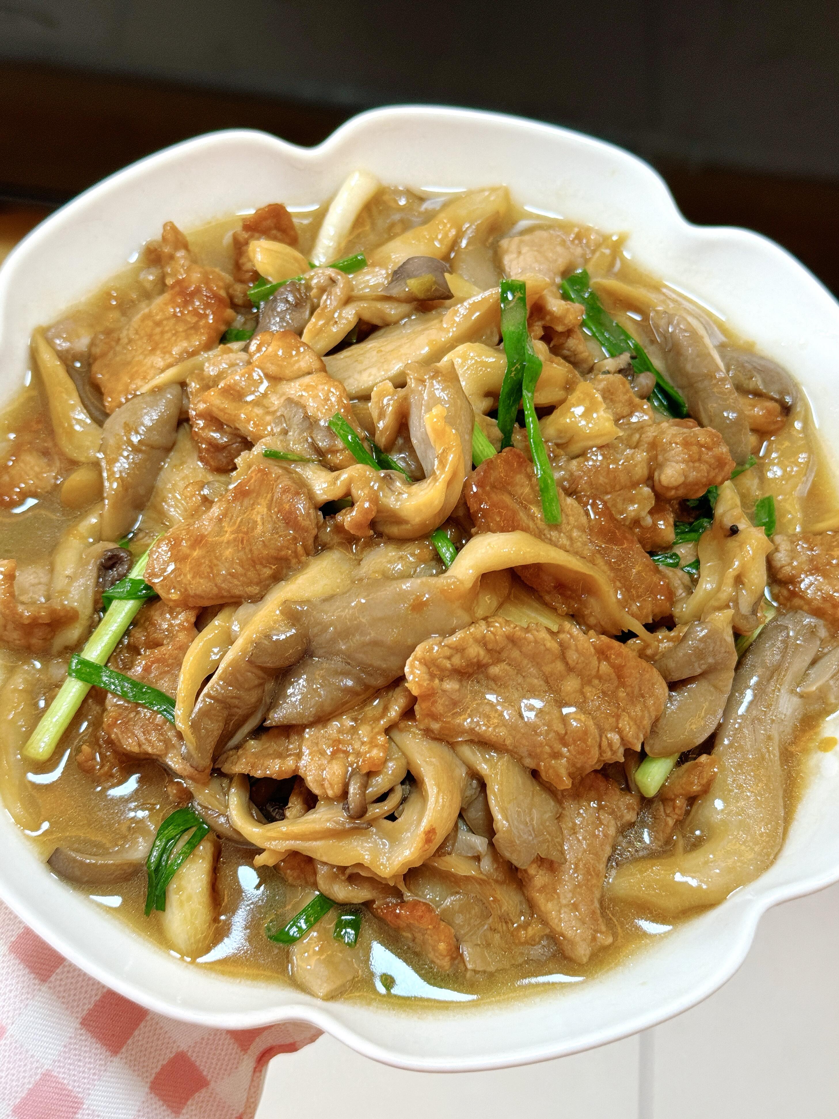 平菇炒肉香到舔盘🔥汤汁拌饭绝了
谁懂啊家人们😭 挖到一款巨下饭的家常硬菜——