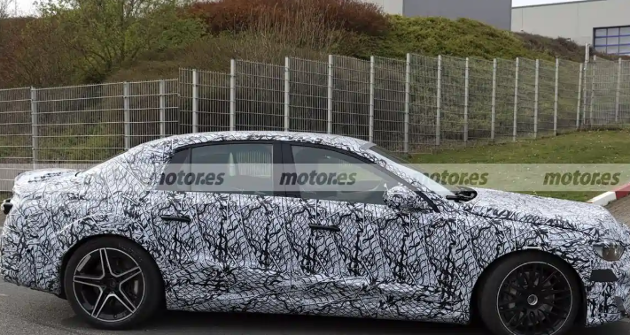 续航超700km预计近千马力内饰三联屏，奔驰AMG纯电E级谍照曝光
此次曝光的测