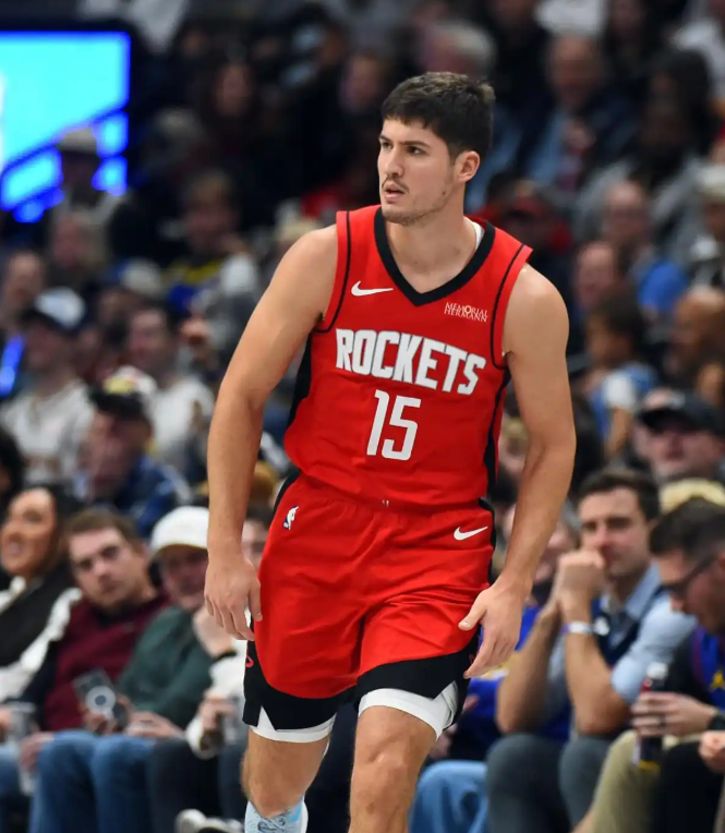 看赛程，火箭首轮对手基本上就是湖人和掘金了
湖人稳在第三还握有交手优势，掘金后面