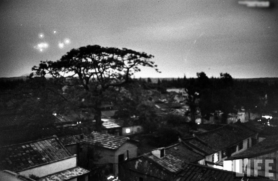 1958年，夜色下的金门，可以看到天空中飞过的炮弹。当年正是金门炮战。