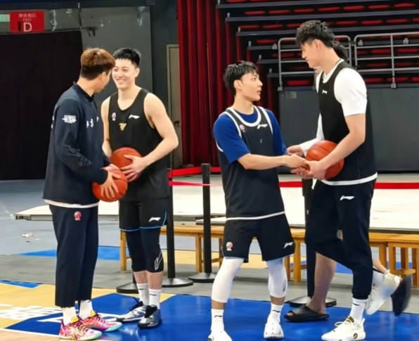 广东男篮已结束踩场训练，久违的黑白矮又同框见面了，外援麦考尔昨天深夜已经归队，跟
