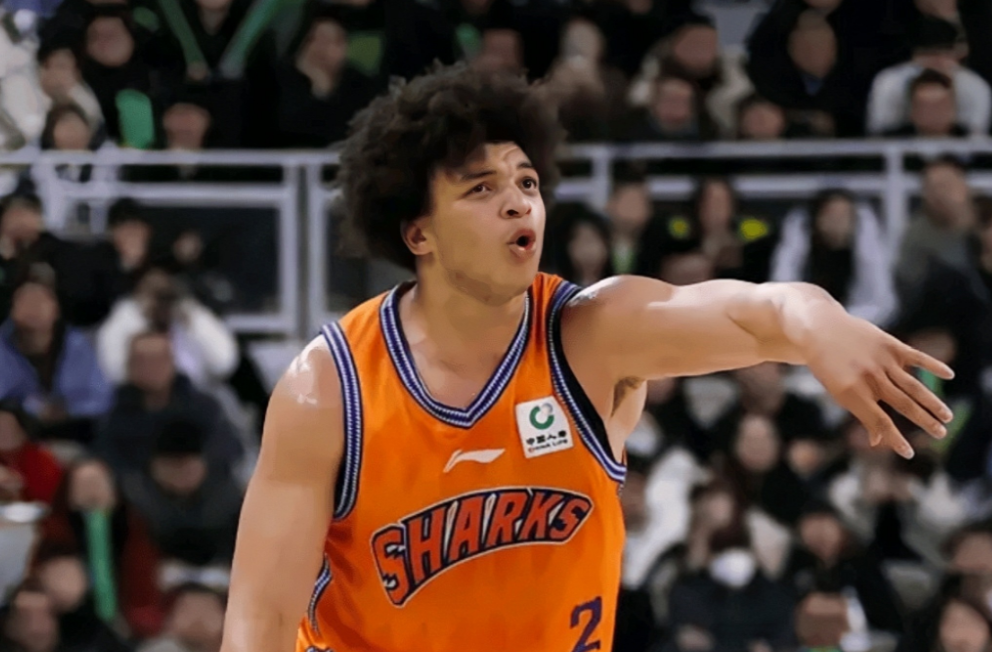 夫顿31分11助攻带领上海男篮淘汰广东晋级四强。CBA俱乐部杯八强赛，卫冕冠军上